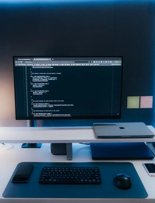 Des membres de l’équipe échangent au sujet de graphiques numériques sur une tablette, dans un bureau moderne.